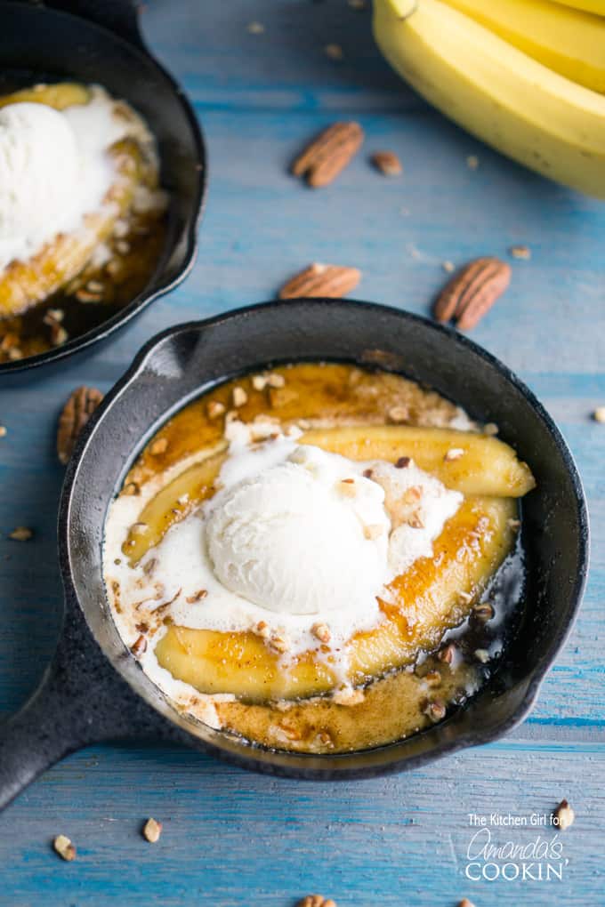 Fique grande ou vá para casa com esta sobremesa decadente ao estilo de Nova Orleans. Bananas Foster de dose única é uma das poucas receitas em que realmente não tento melhorar minha saúde, e gosto muito de manteiga, açúcar e sorvete.