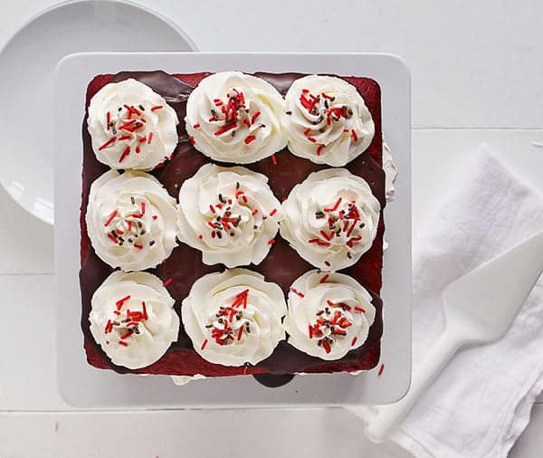 Bolo de Veludo Vermelho Coberto com Ganache de Chocolate Rico e Coberto com Chantilly de Menta # Bolo # Natal 