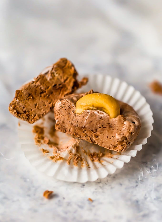  um pequeno pedaço de doce cortado ao meio, sentado em uma panela de cupcake