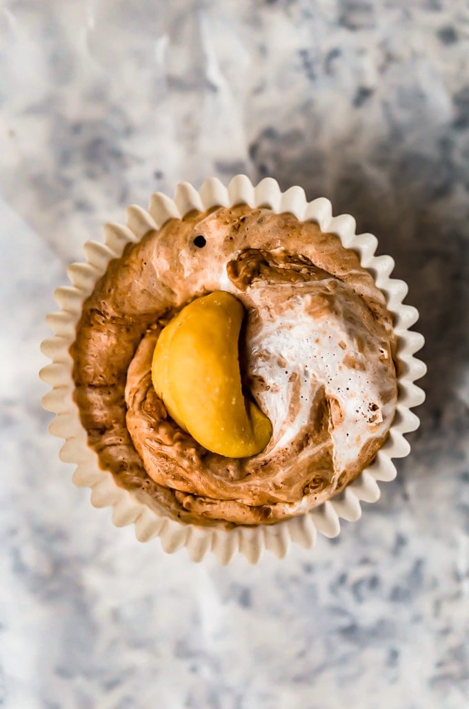  um mini pedaço de creme de marshmallow do tamanho de um cupcake em uma embalagem de cupcake