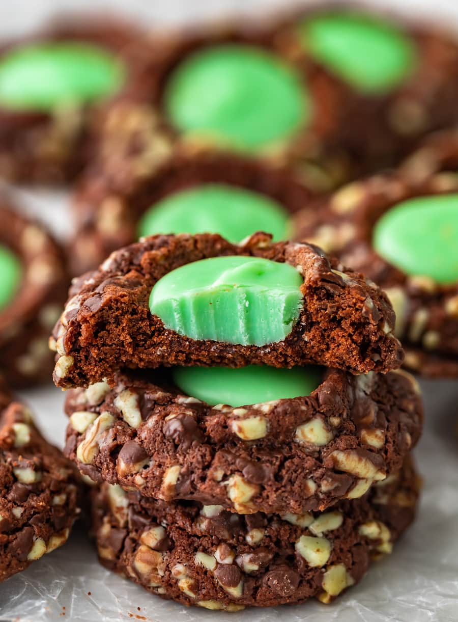tres cookies de huellas digitales apiladas una encima de la otra, con una mordida sacada de la superior
