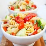 Esta salada de macarrão arco-íris não é apenas bonita, é deliciosa também. Com um toque doce de abacaxi e uma quantidade generosa de vegetais, você vai querer segundos!