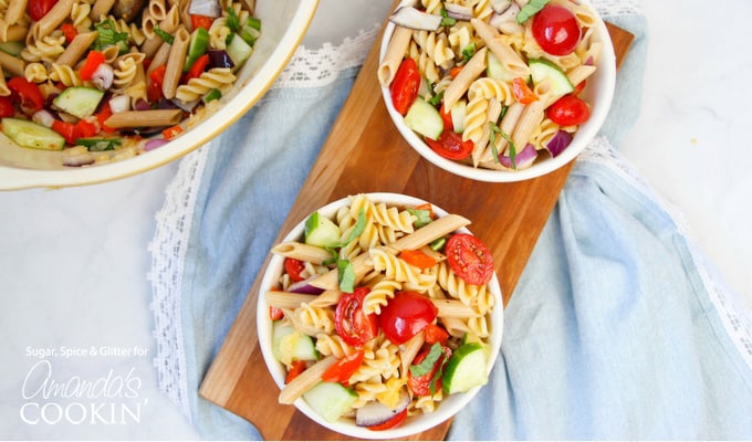 Esta simples salada de macarrão arco-íris é uma adição deliciosa a uma refeição do bairro e uma aposta certa para o seu próprio churrasco de verão!