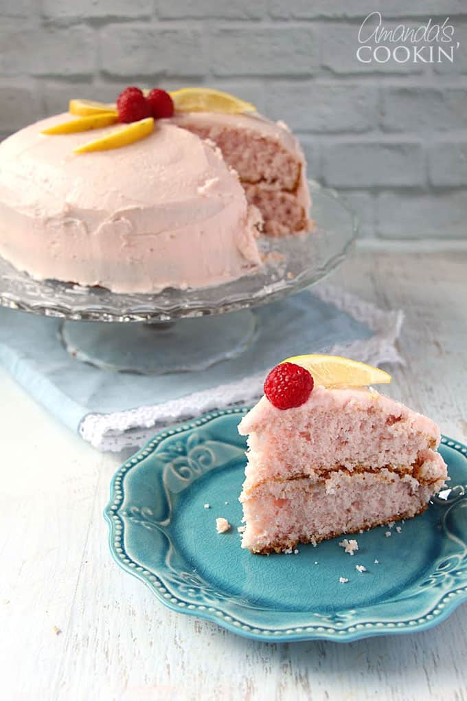 Este bolo de limonada rosa é perfeito para o verão e fácil de fazer. Comece com uma mistura de bolo e uma bebida de limonada rosa. Ótimo para um aniversário de verão!