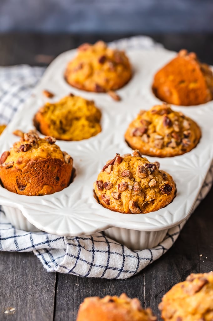 Receta fácil de muffins de calabaza en una bandeja de muffins
