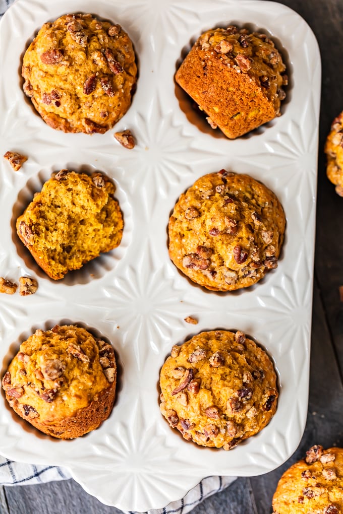 Muffins de calabaza y especias cubiertos con nueces