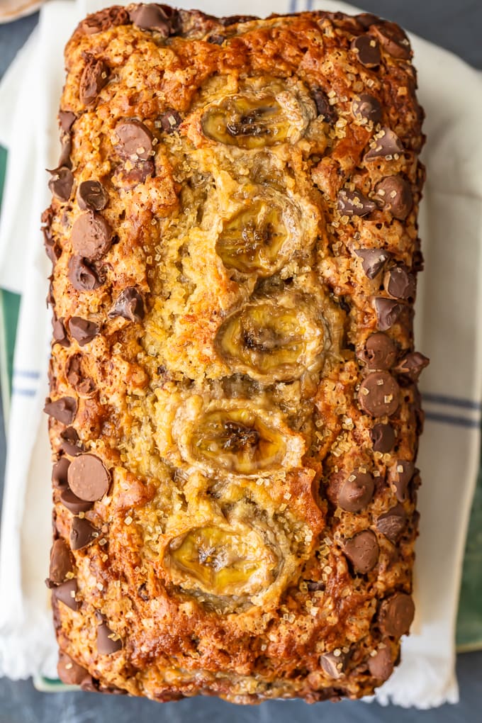 Una hogaza llena de pan de banana con chispas de chocolate visto desde arriba