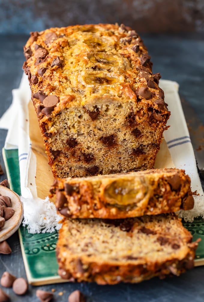 Rebanadas de pan de plátano con chispas de chocolate 