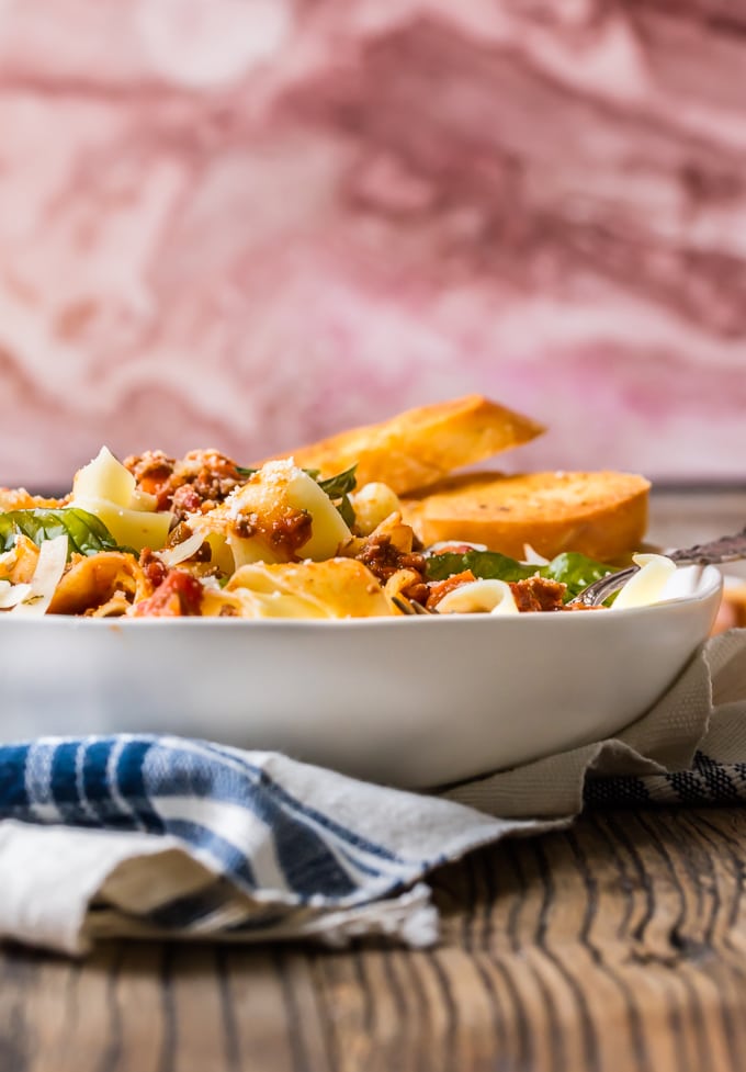 Pasta boloñesa en un tazón blanco
