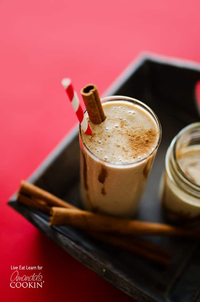 Se você gosta de rolinhos de canela, vai adorar este smoothie de rolinhos de canela! Inspirado no seu café da manhã favorito com pão de canela.