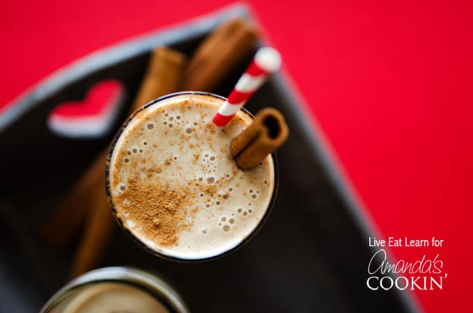 Se você gosta de rolinhos de canela, vai adorar este smoothie de rolinhos de canela! Inspirado no seu café da manhã favorito com pão de canela.