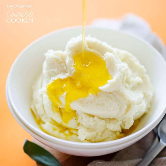 Você já experimentou o purê de couve-flor como uma alternativa de baixo carboidrato ao purê de batatas? Esta receita tem a textura e o sabor de purê de batatas de verdade!