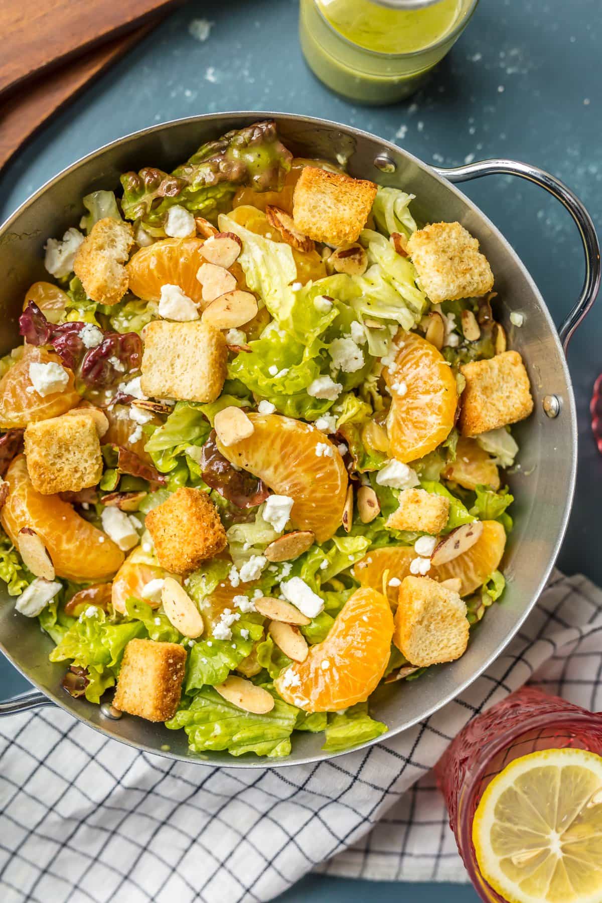 ENSALADA DE NARANJA MANDARINA cubierta con picatostes, almendras, queso feta y más