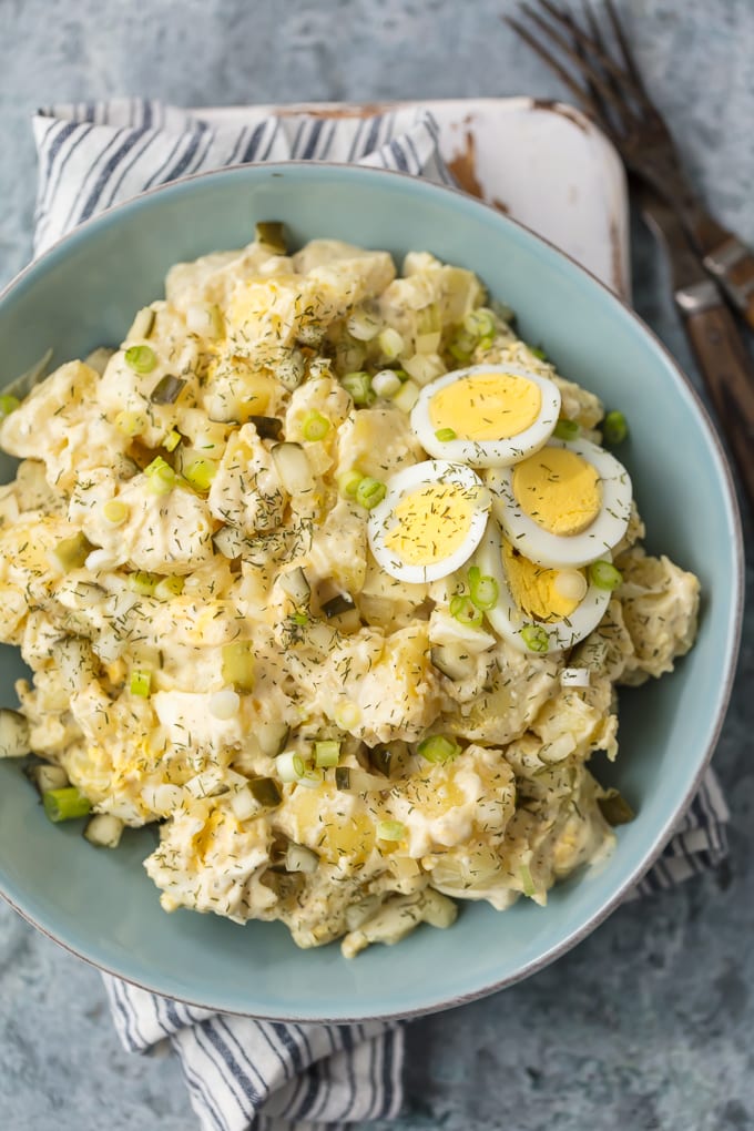 La Ensalada Instantánea de Patatas con Encurtidos de Eneldo es un acompañamiento increíble para Pascua, Verano y en cualquier momento intermedio. Una receta fácil de ensalada de papas es imprescindible para las barbacoas de verano, y esta ensalada de papas en escabeche de eneldo es nuestra receta favorita. Cremoso, fácil y muy rápido en una olla a presión. Aprende a hacer ensalada de papas en una olla instantánea para un acompañamiento fácil. un plato de ensalada de papa
