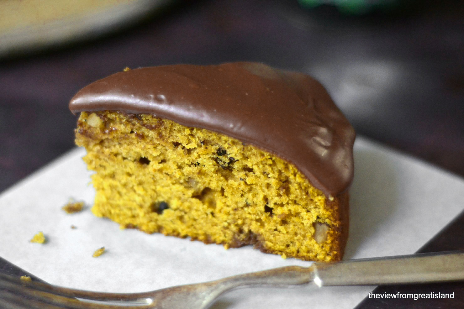 Uma fatia de torta de abóbora com cobertura de Nutella
