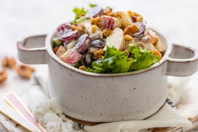 Ensalada Waldorf casera en un tazón