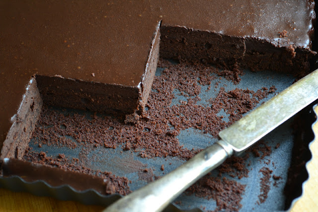 Bolo de chocolate frio na panela com faca