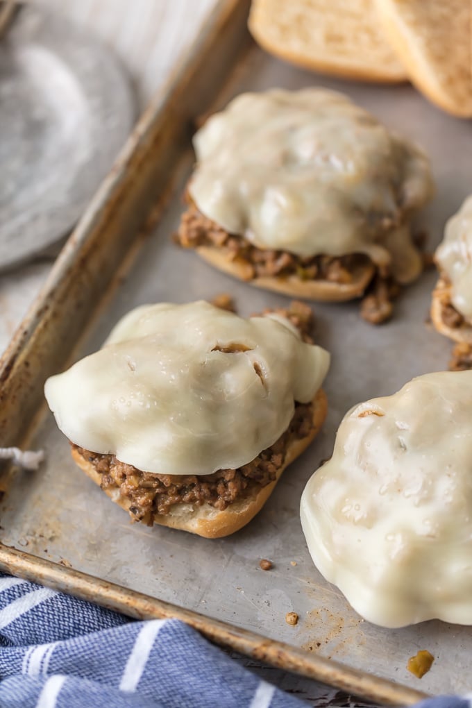 philly cheesesteak sloppy joe receta en una bandeja para hornear con queso derretido