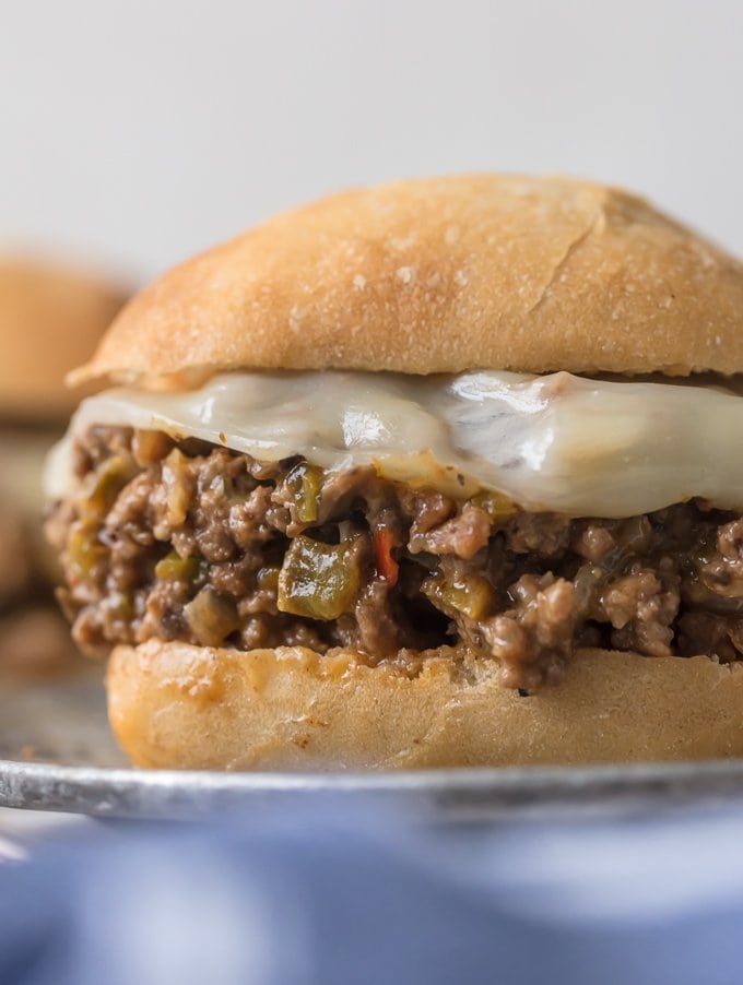 foto cercana de philly cheesesteak jocos descuidados con queso derretido en brioche