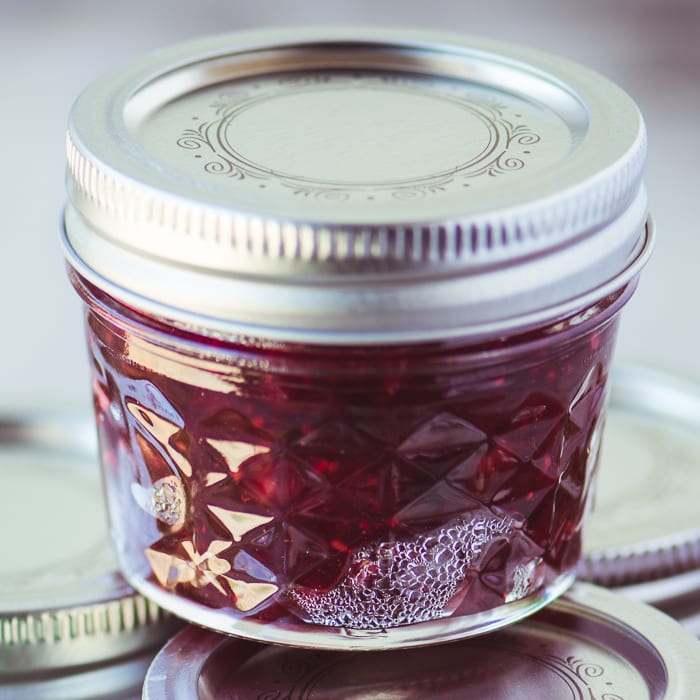 Mermelada de pimiento picante Cranberry Hatch ~ theviewfromgreatisland.com