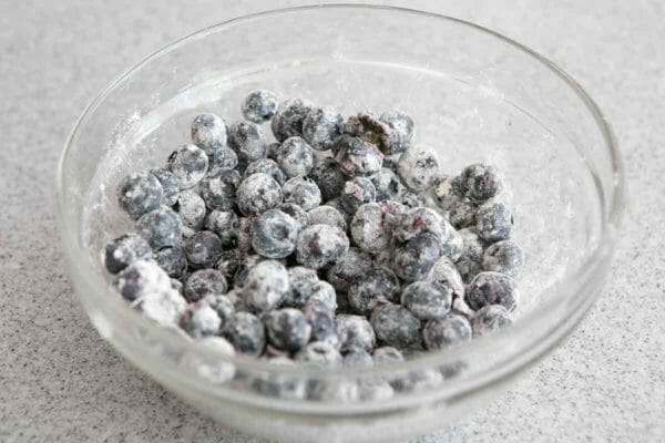 misture mirtilos com farinha para não afundar ao assar