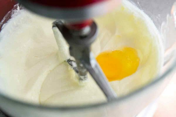 adicione os ovos, um de cada vez, à massa do pão de ló