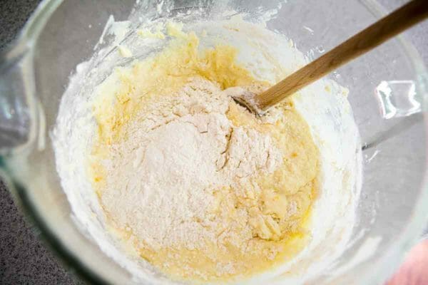 adicione os ingredientes secos à massa de bolo de limão e mirtilo