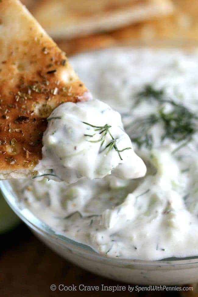 salsa de pepino griego tzatziki en pita chip