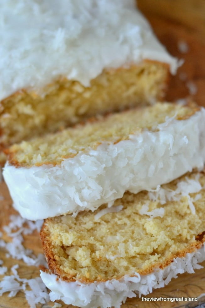 Um pedaço de bolo de coco triplo.