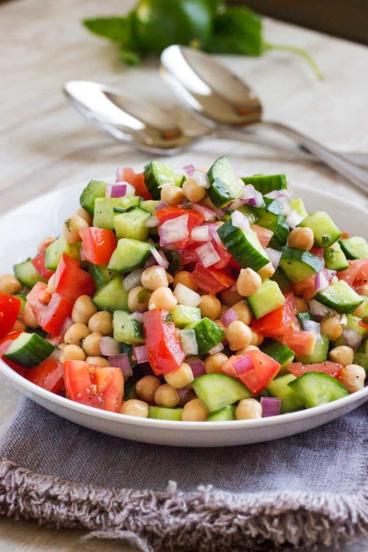 Shirazi Salad é uma salada refrescante, saudável e simples de tomate, pepino, frutas cítricas e ervas. De origem persa, um acompanhamento perfeito ou por conta própria. www.keviniscooking.com 