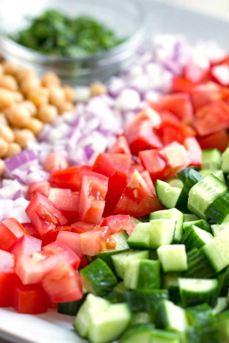 Shirazi Salad é uma salada refrescante, saudável e simples de tomate, pepino, frutas cítricas e ervas. De origem persa, um acompanhamento perfeito ou por conta própria. www.keviniscooking.com 