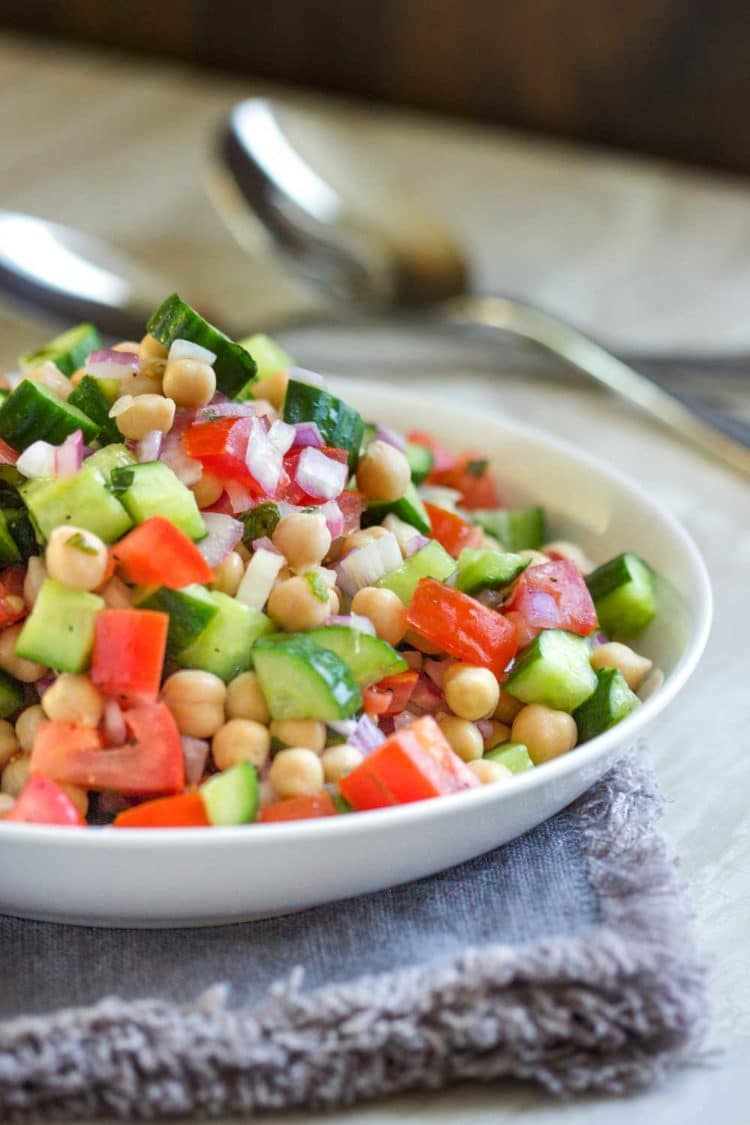 Shirazi Salad é uma salada refrescante, saudável e simples de tomate, pepino, frutas cítricas e ervas. De origem persa, um acompanhamento perfeito ou por conta própria. www.keviniscooking.com 