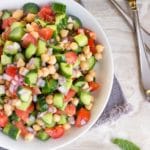  Shirazi Salad é uma salada refrescante, saudável e simples de tomate, pepino, frutas cítricas e ervas. De origem persa, um acompanhamento perfeito ou por conta própria. www.keviniscooking .com 