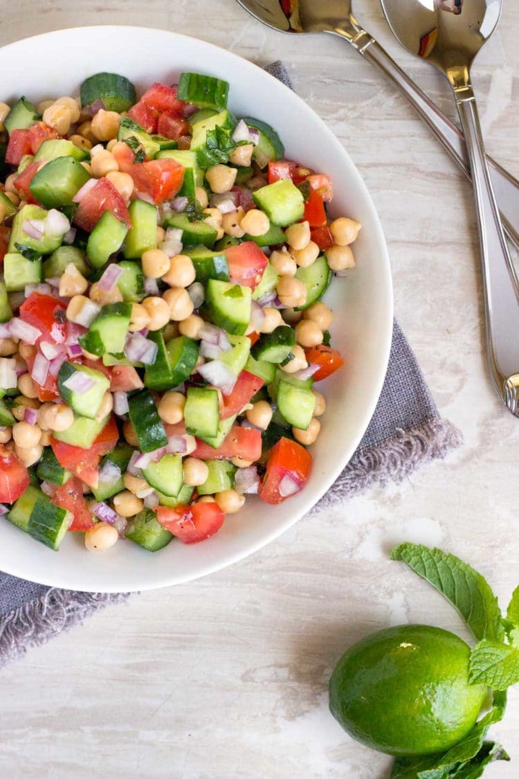 Shirazi Salad é uma salada refrescante, saudável e simples de tomate, pepino, frutas cítricas e ervas. De origem persa, um acompanhamento perfeito ou por conta própria. www.keviniscooking.com 