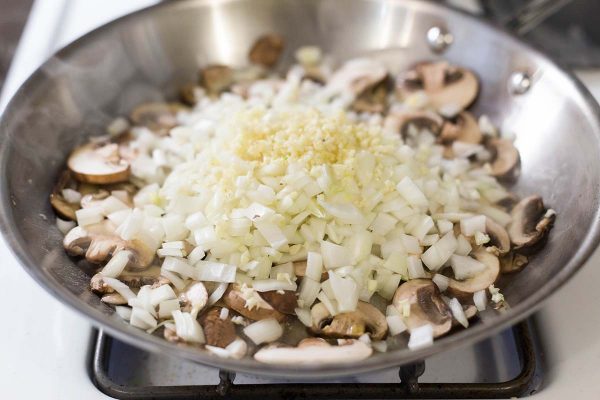 Ovos mexidos especiais de Joe com espinafre, carne e cogumelos
