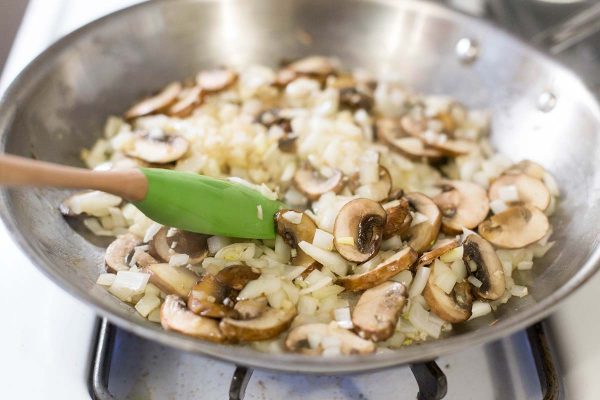 Ovos mexidos especiais de Joe com espinafre, carne e cogumelos