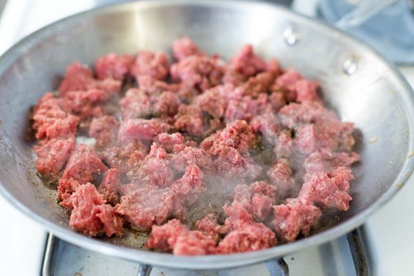 Ovos mexidos especiais de Joe com espinafre, carne e cogumelos
