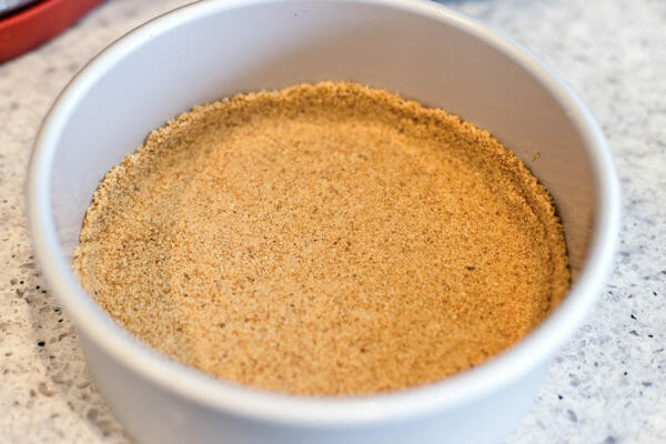 Cheesecake de abóbora na panela instantânea pressiona as migalhas até formar uma crosta na panela
