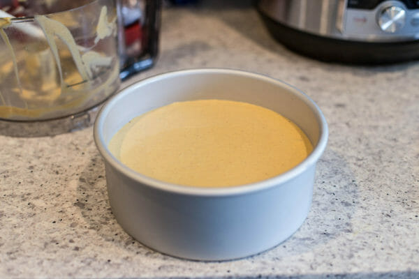 Instant Pot Pumpkin Cheesecake despeje o recheio na panela