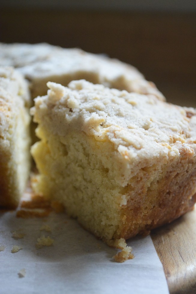 bolo de cardamomo com manteiga úmida, fatiado