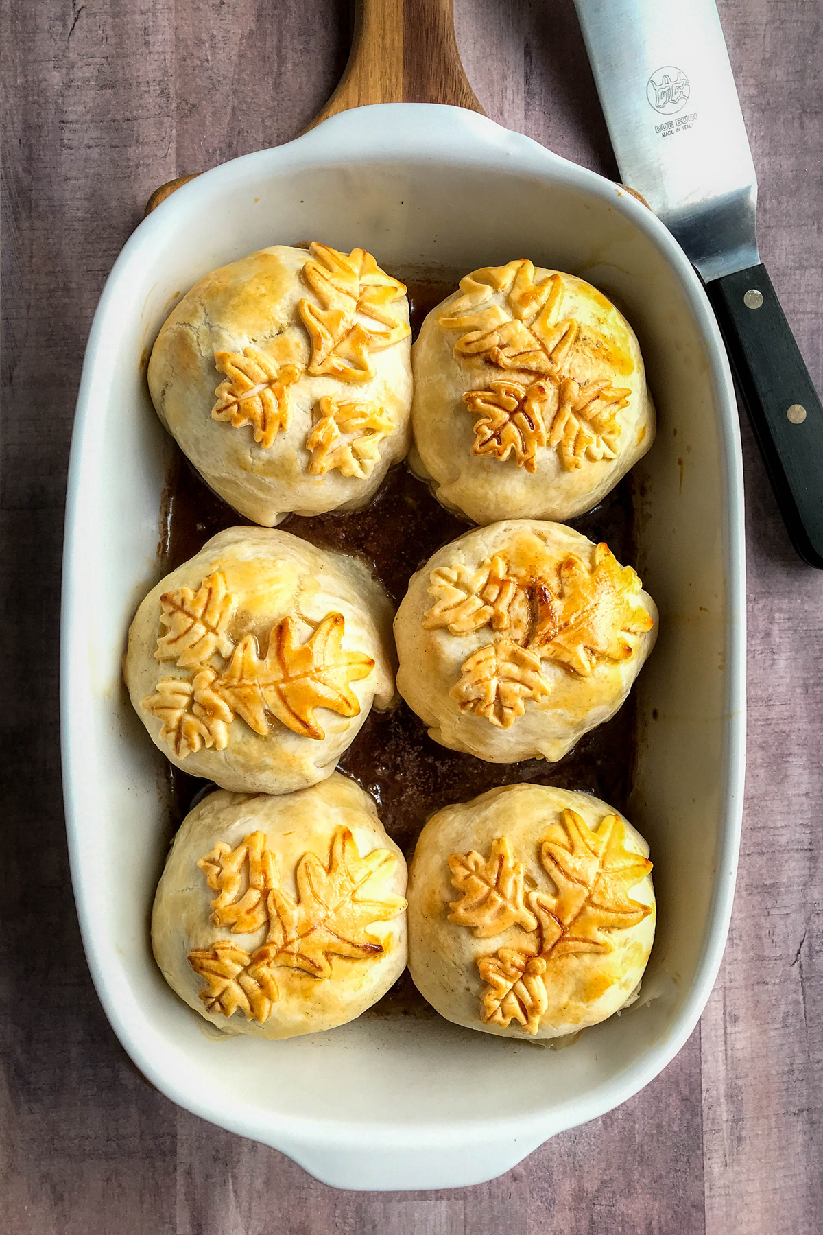 Bolinhos de maçã com calda de caramelo de bordo | 31Daily.com