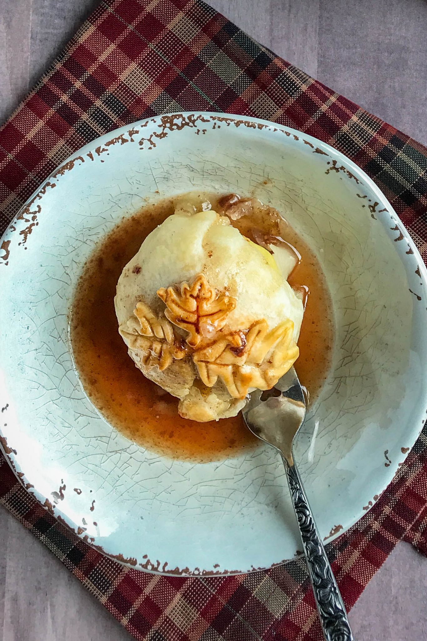 Bolinhos de maçã com calda de caramelo de bordo | 31Daily.com