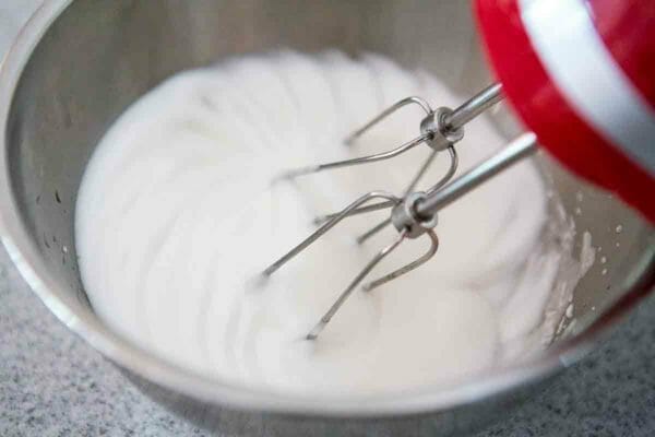 bata as claras em neve até ficar fofo para fazer waffles de trigo sarraceno