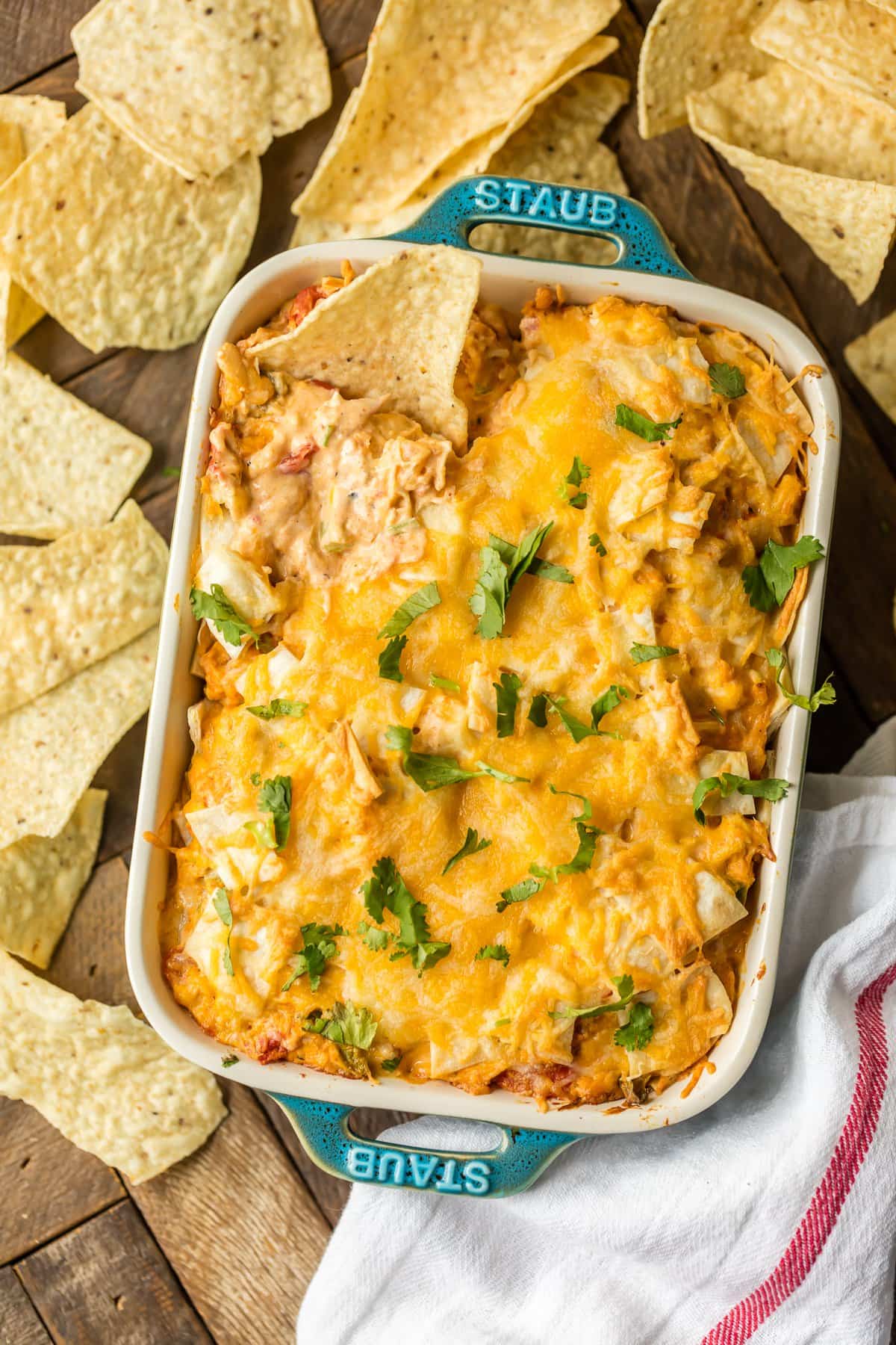 King Ranch Chicken Rotel Mergulhe em uma caçarola azul