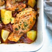 Para este frango espanhol, as coxas desossadas são simplesmente temperadas com páprica defumada e suco de limão, assadas lentamente com cebola roxa, alho e batatas para um prato rústico, para um prato simples e rústico que oferece excelente sabor com o mínimo de esforço. . keviniscooking.com 