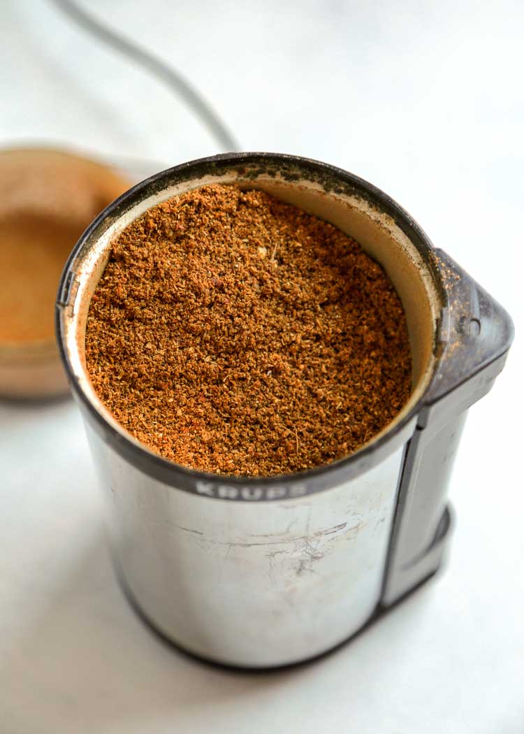 Mistura de especiarias em pó para curry malaio no moinho