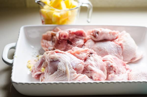 Frango com molho de amendoim é coxas de frango assadas com alho e abacaxi até dourar e coberto com uma receita fácil para o molho de manteiga de amendoim. O | .com