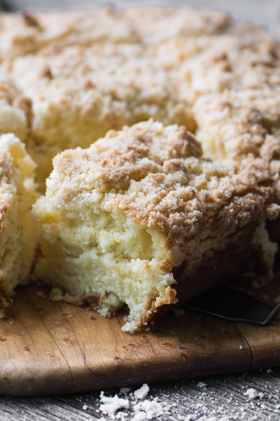 Lemon Sugar Crumb Cake é um bolo crumble de milha com um sabor delicado de limão fresco, feito com meu açúcar especial com infusão de limão, uma técnica fácil para dar sabor cítrico às suas receitas favoritas!
