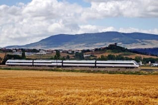 Comienza la aventura: llegar a Granada en avión, tren o autobús