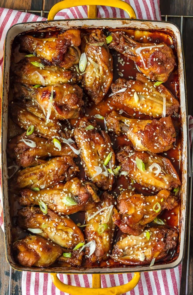 Alas pegajosas al s&eacute;samo al horno en sart&eacute;n